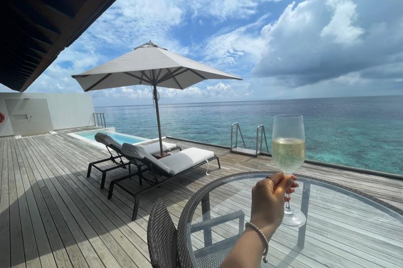 海のパノラマを満喫できるお部屋のサンデッキ。シャンパンを片手に！ 贅沢な瞬間