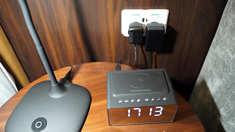 ベッドサイドの時計や充電用コンセント、USBポート