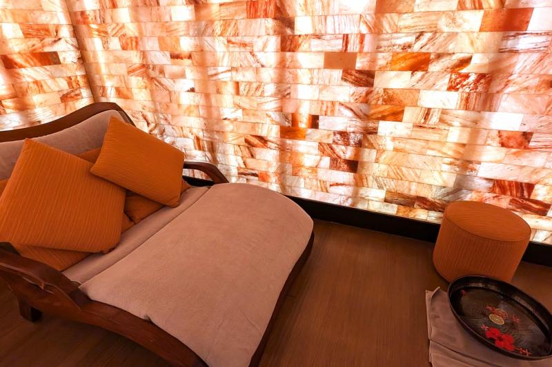 ヒマラヤ岩塩の壁に囲まれたソルトルーム