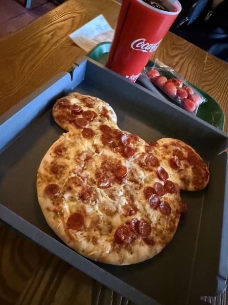 ディズニーランド・パリでの食事（ミッキー型のピザ）
