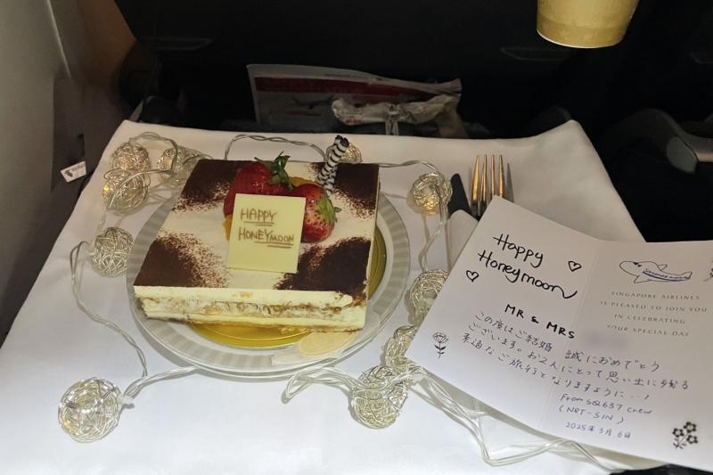 行きの飛行機内でお祝いしていただきました♪
