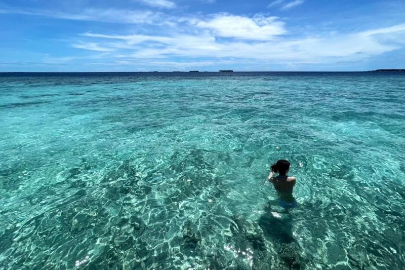 エメラルドグリーンの海（モルディブのリゾートにて）