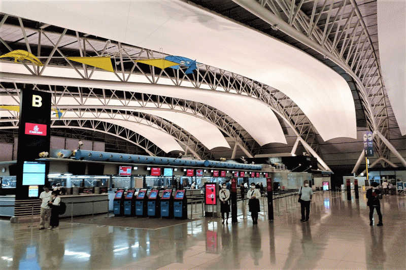 9月25日21時頃の関西空港4階（国際線出発フロア）のエミレーツ航空カウンターの様子