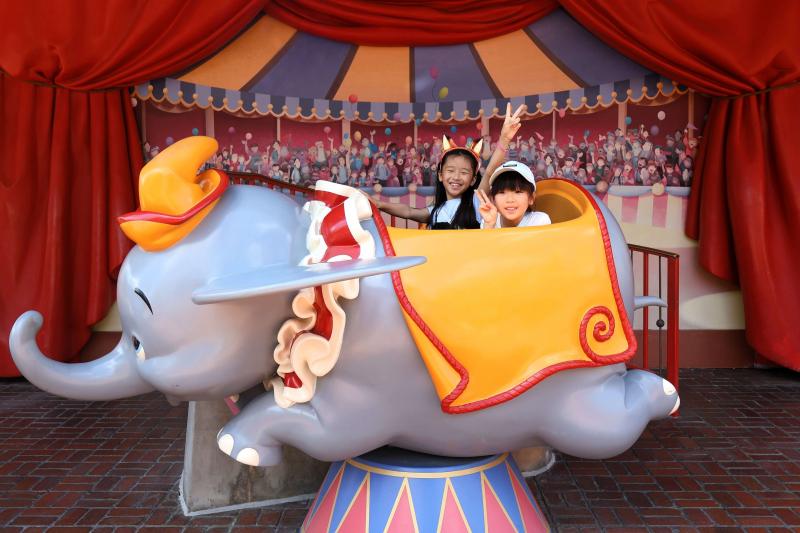 WDWにあるマジックキングダム・パークの「空飛ぶダンボ」。日本のディズニーよりダンボのエリアが豪華で、子供の遊ぶ場所がありました。ゾウが好きな娘は1日で何度も何度もダンボのエリアで遊びました♪