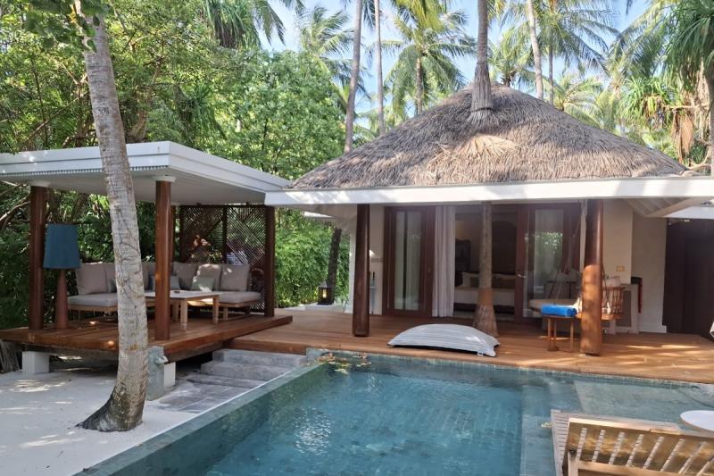 お部屋の前に広がるプライベートプールとガゼボ