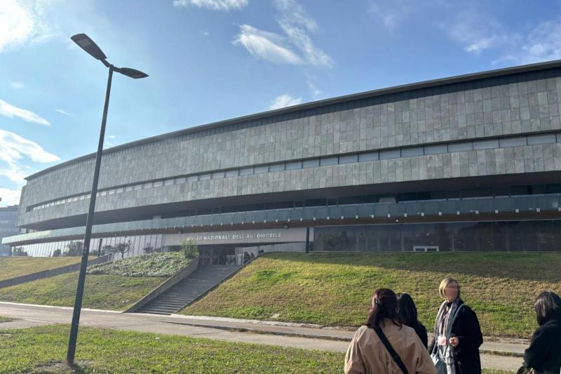 巨大な博物館の外観