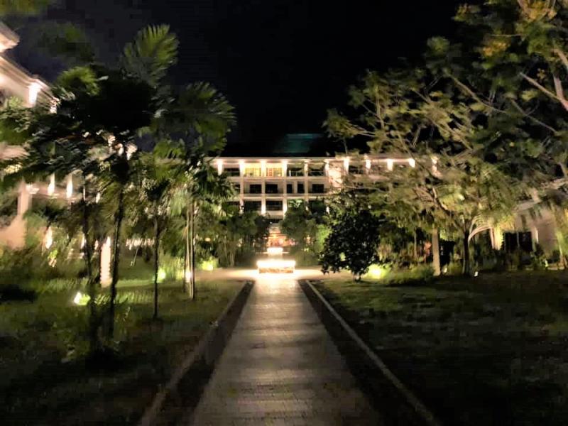 夜のホテルの雰囲気はこんな感じでステキでした★ ガーデンがライトアップされて一気にロマンティックに