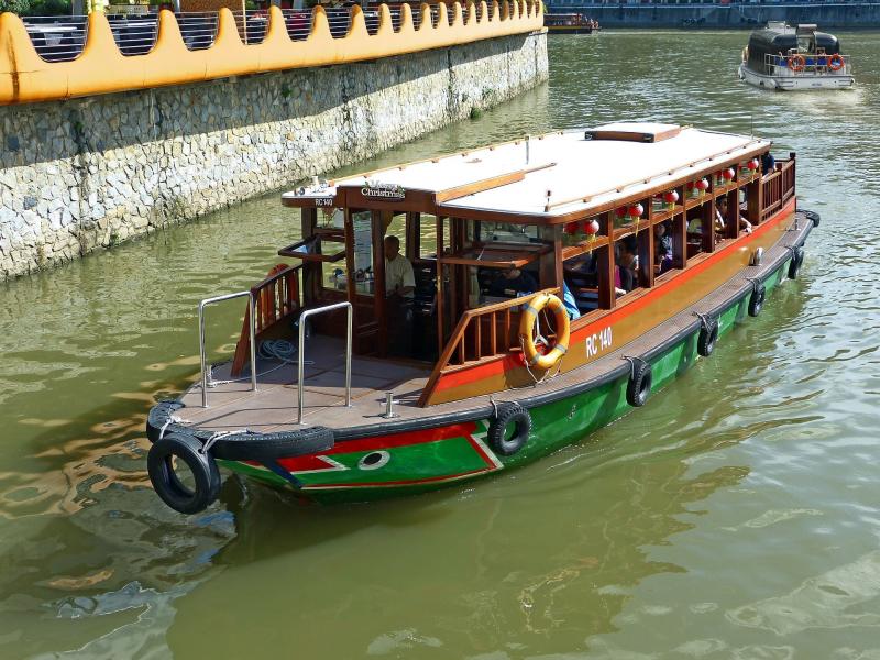 ●シンガポール リバークルーズ東南アジアらしいレトロな船に乗って、シンガポールの各名所を回ります。観光スポットは川沿いにありますので、違う視点から、シンガポールをご堪能できます。正面からマーライオンをご覧いただけるのもポイント！予約不要で、直接乗船場に行けば乗ることができますので、観光の時間が空いてしまったときでも行くことも可能です。