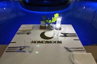 リゾート内のスペイン料理のレストラン「アンダルシア」でハネムーン特典のテーブルデコレーション