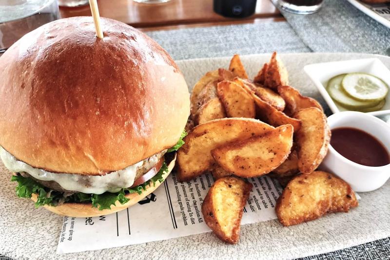 ポテトもカリカリでおいしく、ハンバーガーはぜひ召し上がってほしい一品！