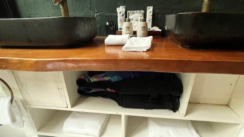 ライフジャケットはシンクの棚にあります