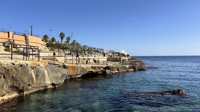 宿泊したヴェルディ セント ジョージズ ベイ マリーナにて。海岸沿いの風景