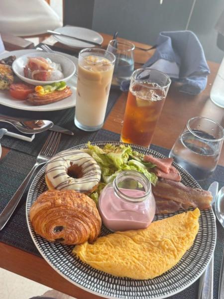 アイランドキッチンでの朝食。パンオショコラが美味しすぎて何回も食べました