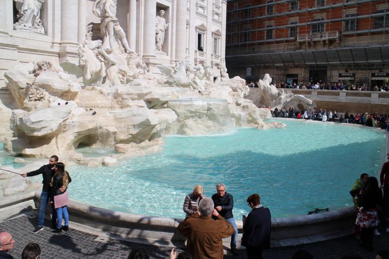 【トレビの泉】18世紀に完成した、バロック様式の彫刻が見事なローマ最大の噴水。ローマの観光名所のひとつで、噴水に背を向けてコインを1枚投げ入れると、再びローマに戻ってこられるといわれています。