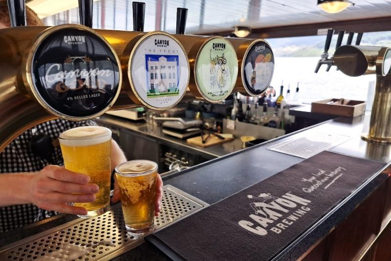 船内ではスナックやパン、コーヒー、地ビールなども召し上がっていただけます