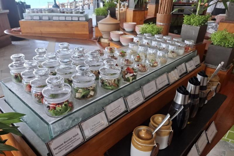 おしゃれなジャーに入ったサラダ類は体に良さそう♪