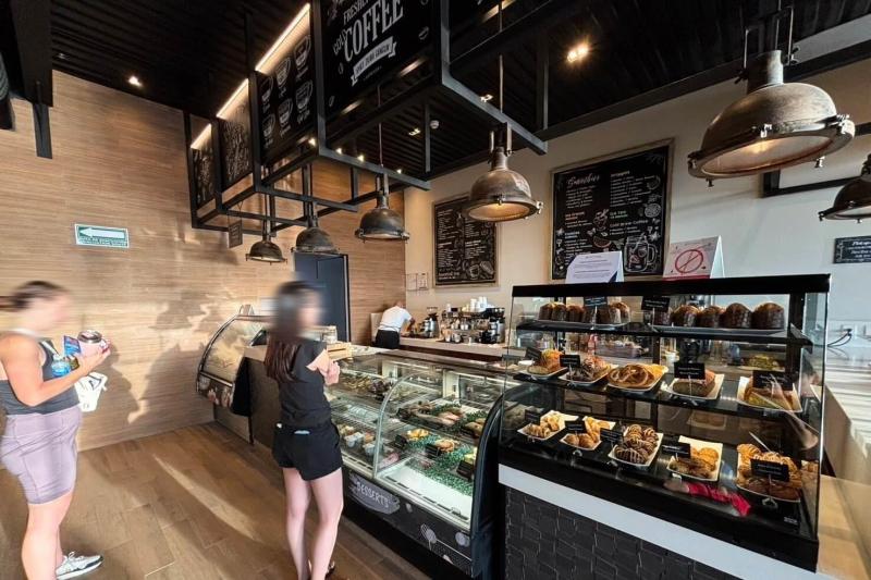 スタッフの方々もおもてなしのレベルが高く、何の不自由もなく過ごせました。レストランもいろんな種類の店があり、毎日違った楽しみがありました。写真はハイアットのカフェです。毎日美味しいコーヒーやパンをいただけます！店員さんも性格最高♪後半で宿泊した「ウィンダム オールトラ カンクン」は、家族連れも多くよりカジュアルな雰囲気で、にぎやかでした。
