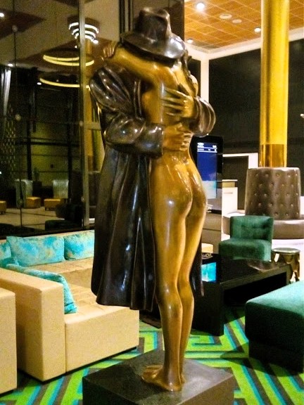 オスロのホテルではロビーのオブジェにドキッとしました