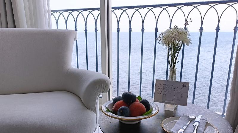 チュニス湾を眺めながら。イチジクとモモがおいしかった