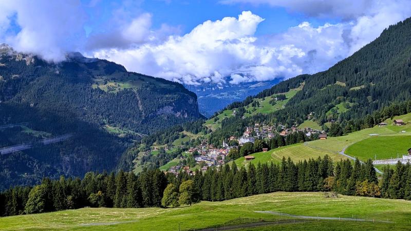 風景も変わり山々に囲まれた町がスイスらしさを感じさせます