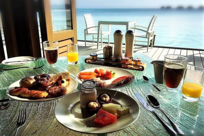 海を眺めながら贅沢な朝食