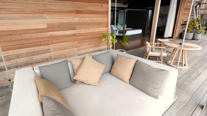 ブランコになっている大きめのソファ