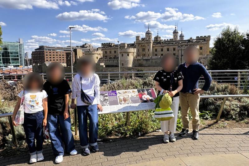 家族でロンドン塔をバックに！