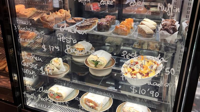 地元産の新鮮な食材を使ったサンドイッチやサラダ、スイーツ
