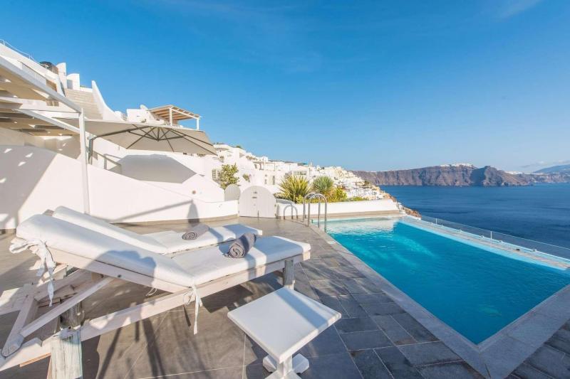 専用プールと絶景が広がります！（Photo by：Santorini Secret Suites & Spa）