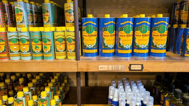 さまざまなフレーバーのオリーブオイルが並びます