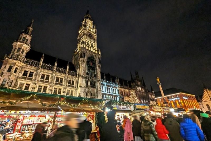 ミュンヘン市庁舎でのクリスマスマーケット（ドイツ）