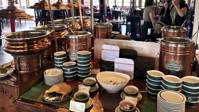 温かいポタージュスープもあって胃が喜びます