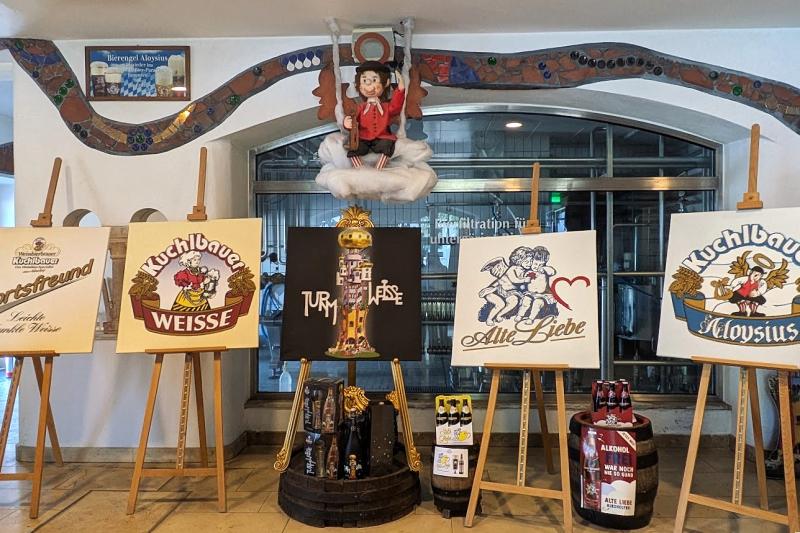 ビールのロゴが描かれたキャンパス