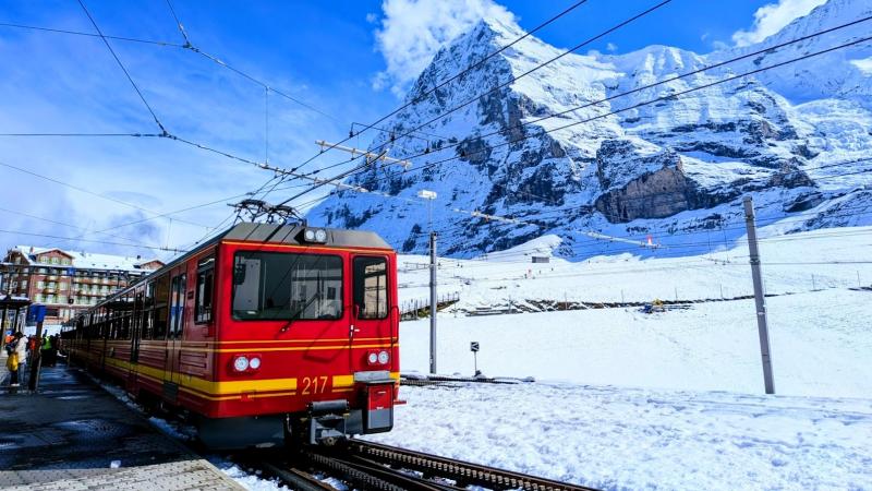 クライネシャイデックで山をバックにユングフラウ鉄道をパシャリ！ 