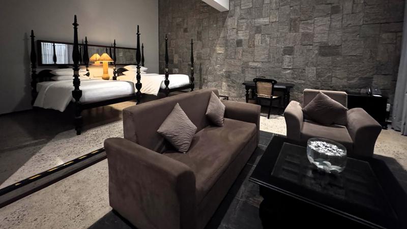 天井が高くて広々とした室内