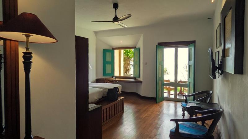 真っ白な壁にエメラルドグリーンのアクセントもとてもかわいい♪