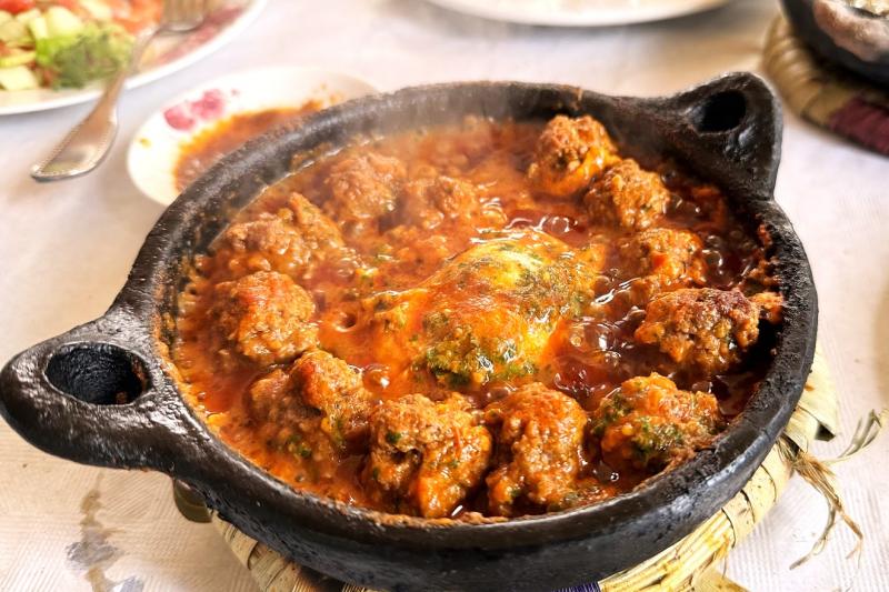 ケフタタジン。ミートボールとポーチドエッグの入った定番料理