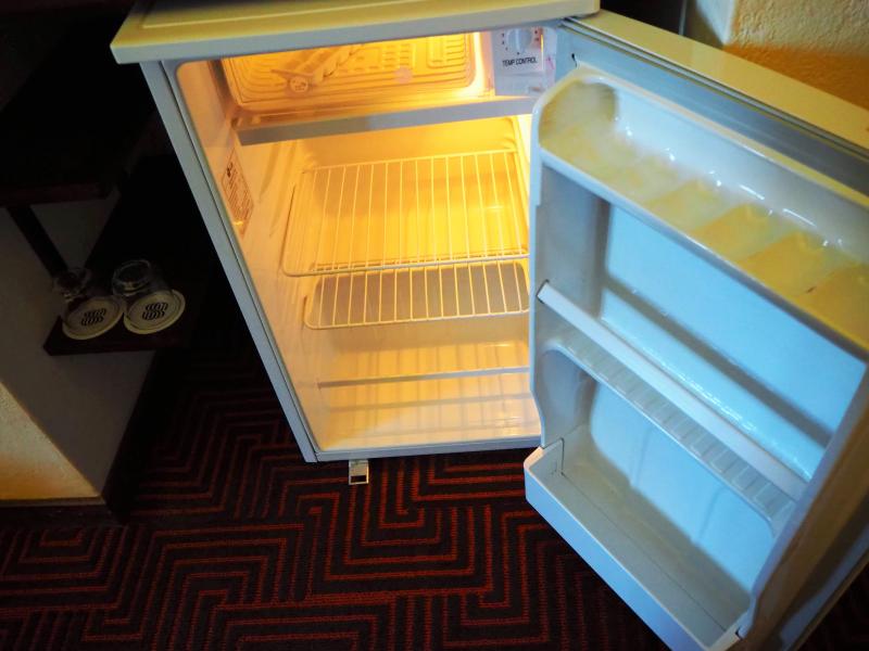 冷蔵庫の中には何もないので、外で購入したものを保存できます