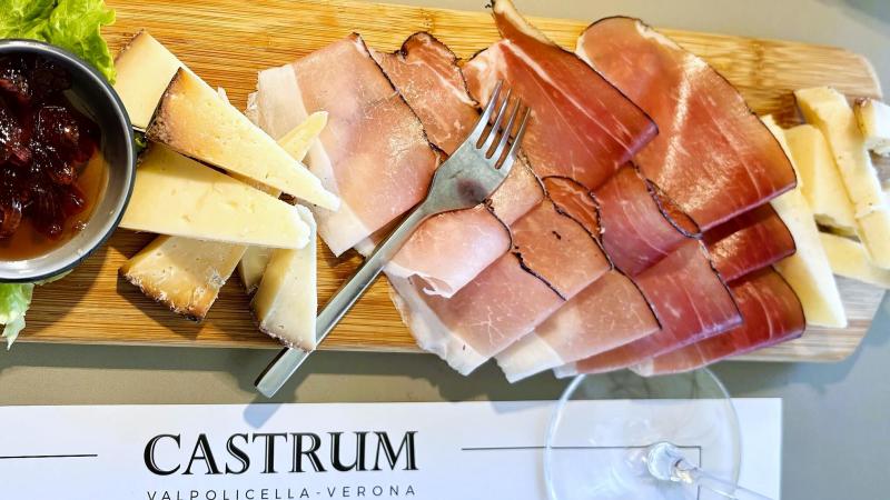 前菜は、新鮮な地元食材の盛り合わせ