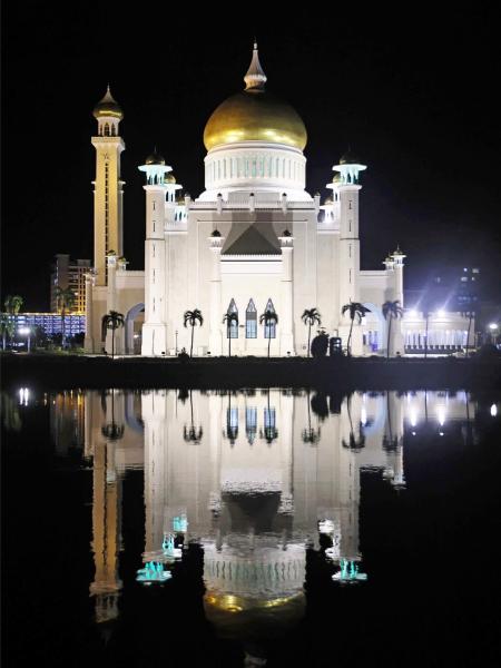 夜のスルタン オマール アリ サイフディン モスク