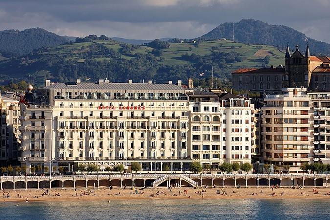 ●ホテル デ ロンドレス イ デ イングラテラコンチャ湾から徒歩約1分に位置し、美しい海や旧市街の街のすばらしい景色が眺められます。ホテル周辺にもレストランが立ち並んでいますが、ホテル内に併設されているレストランでも、本格的なバスク料理をコンチャ湾のすばらしい景色とともにお楽しみいただけます。