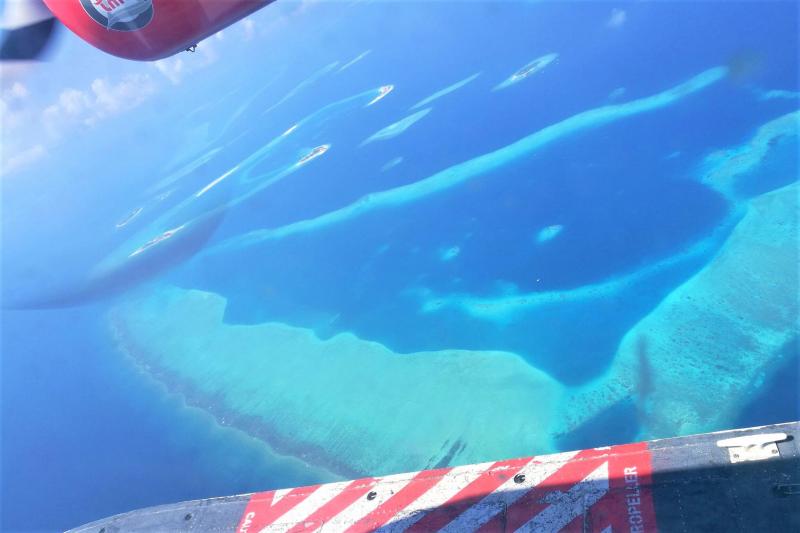 水上飛行機から見たモルディブの島々