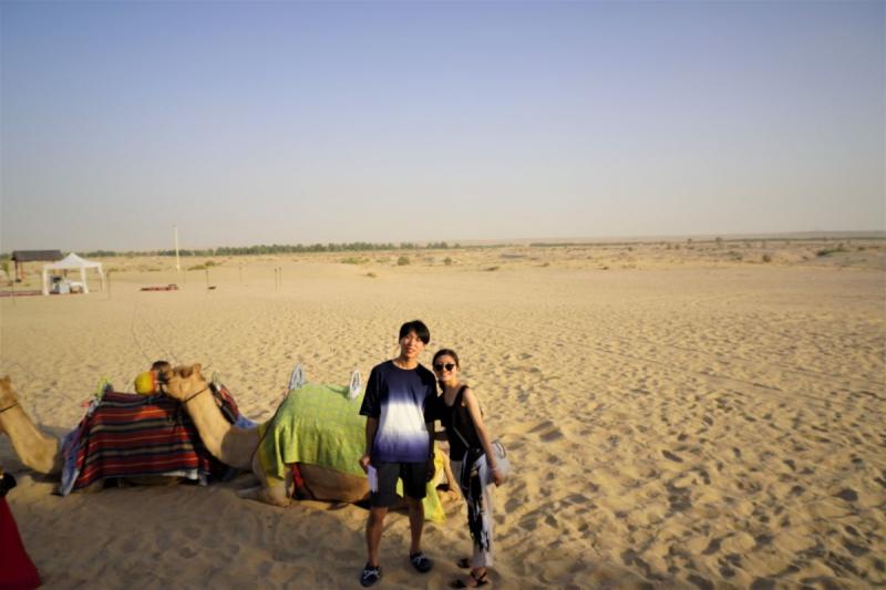 ドバイの砂漠でラクダ乗りに初挑戦！