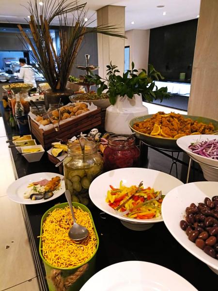 夕食のビュッフェ。ダーバンらしいスパイシー料理がたくさん