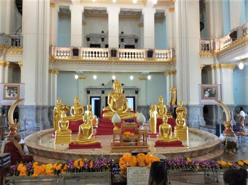 黄金の仏像が並んでいます