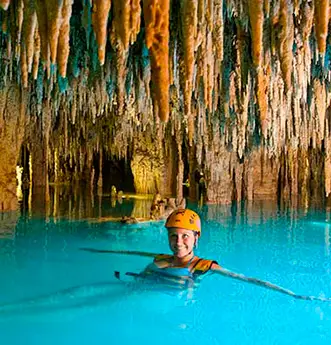 Xplor（エクスプロール）リビエラマヤで最も標高の高いジップラインのほか、水陸両用の自動車を運転したり、洞窟を流れる地下の冷たい川で泳いだりと、素晴らしい冒険が待っています！