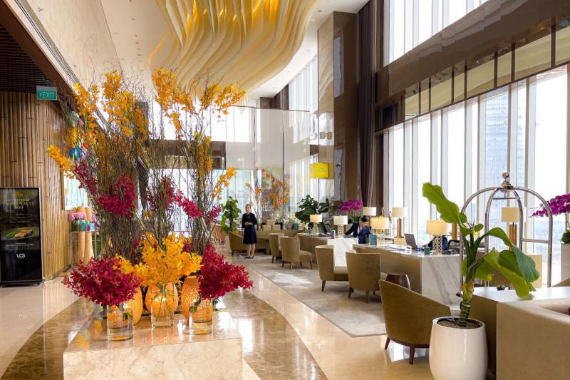 28階にある、明るく華やかなレセプション