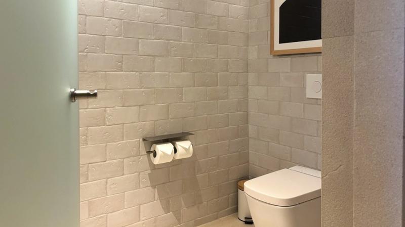シャワーの向かいにトイレ