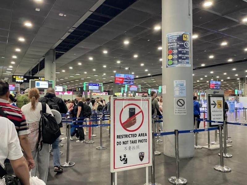 にぎやかなスワンナプーム空港
