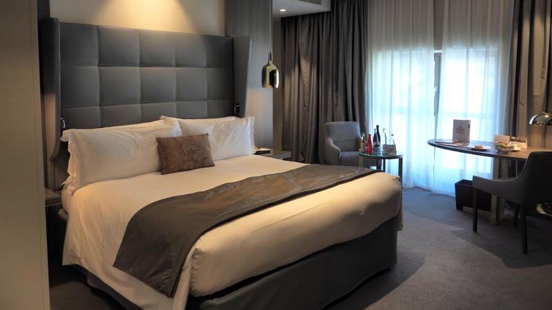 上質でエレガントさを感じるコンテンポラリーな雰囲気の客室